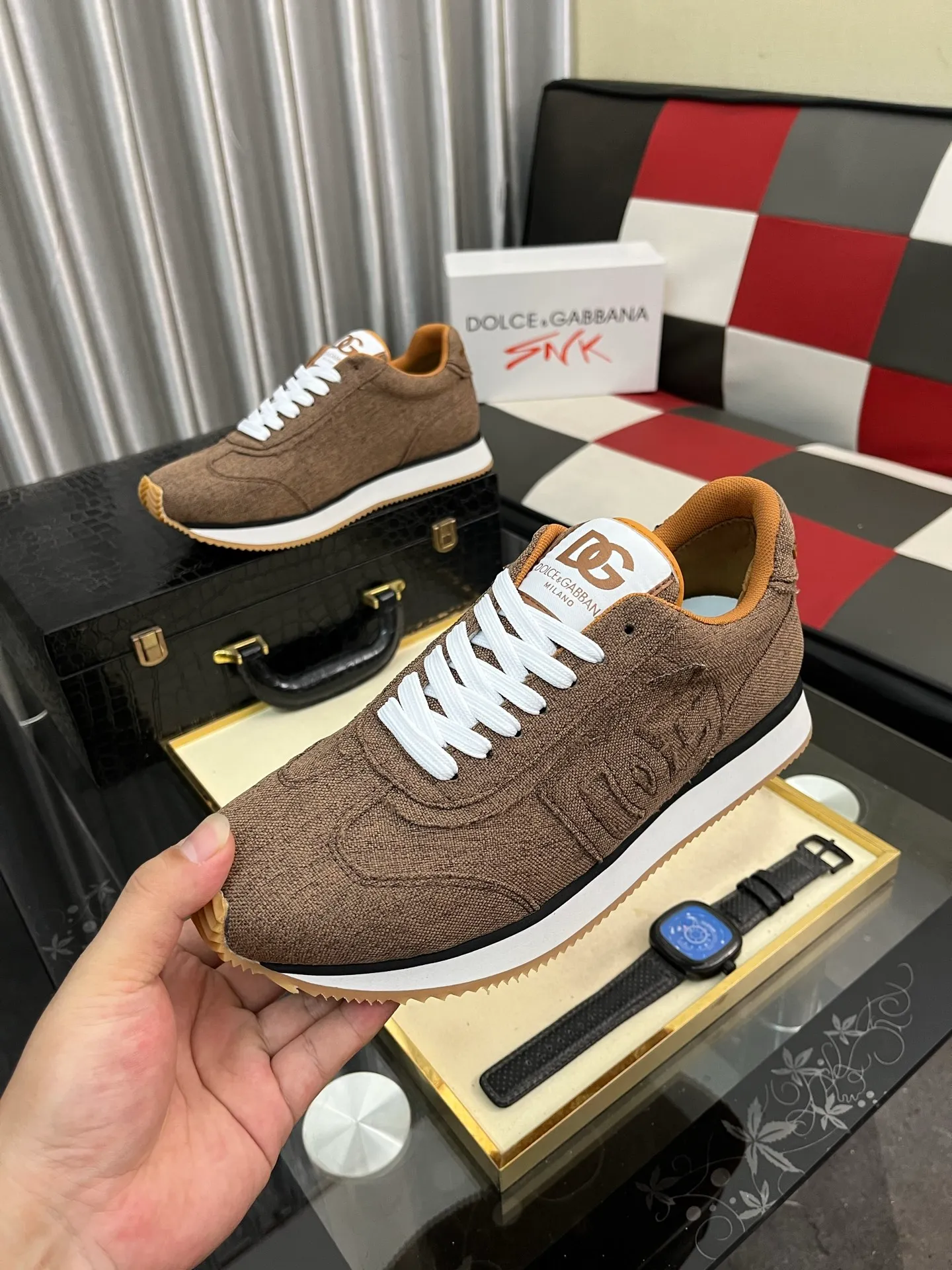 Men's shoes 💰458⌚️⌚️DG's latest popular casual shoes 🔥🔥, the tongue has the brand's iconic details, and the combination of silk cowhide and cow suede enhances the style. Fashionable and versatile, it can complement any look. Create an exquisite design with unique dynamic vitality and modern atmosphere, showing modern elegance. Size: 36-464️⃣colors available